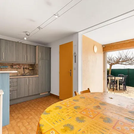 Apartment Bright Coastal Retreat - *